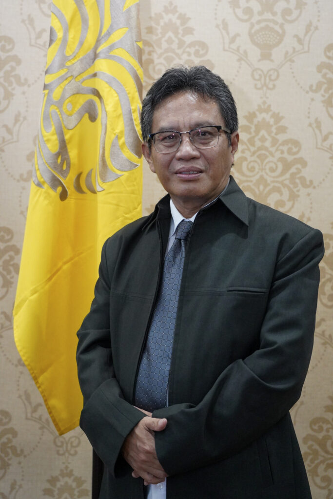 This image has an empty alt attribute; its file name is Prof-Supriatna-jas-683x1024.jpg